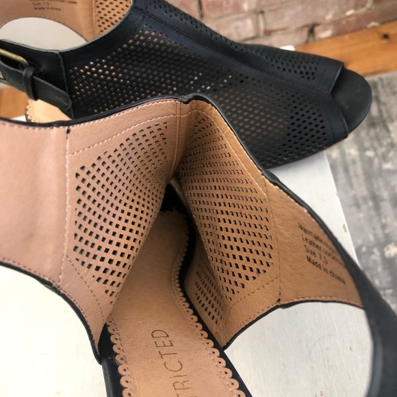 RESTRICTED … black sandals - Picture 13 of 16